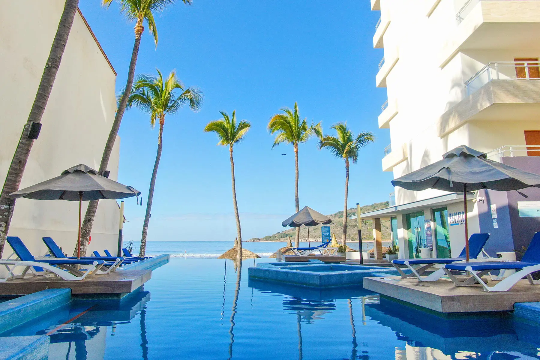 Alberca con camastros vista al mar Hotel Star Palace Mazatlán