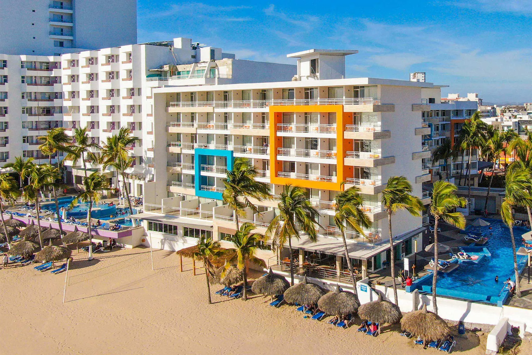 Fachada de Hotel Star Palace vista panorámica, incluyendo alberca, área de playa Zona Dorada Mazatlán