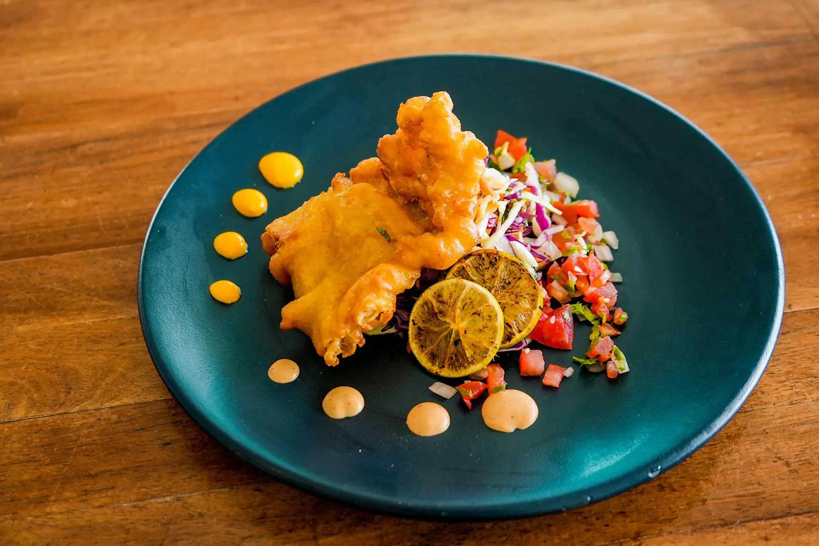 Filete de pescado rebosado,con ensalada de coles ,salsa mexicana y aderezo de chipotle del Restaurante Pacifica Terraza