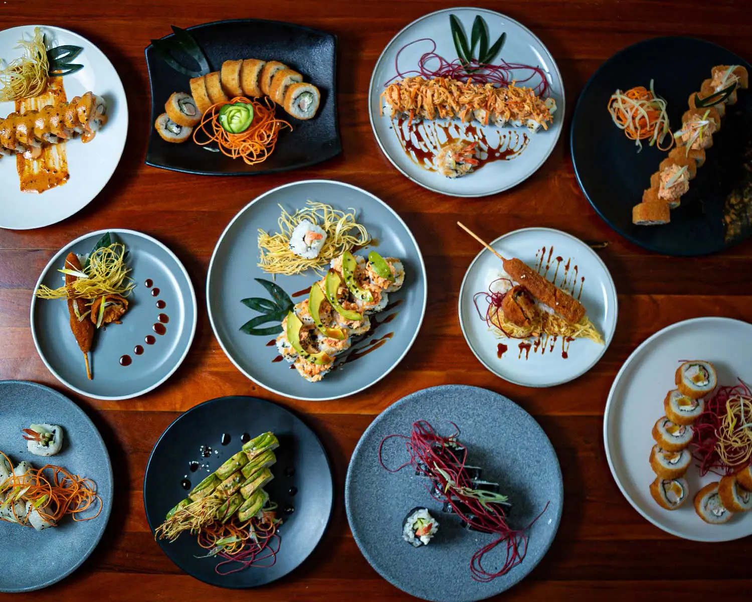 Una variada selección de comida asiatica que podra encontrar en Sushi Market restaurant oriental