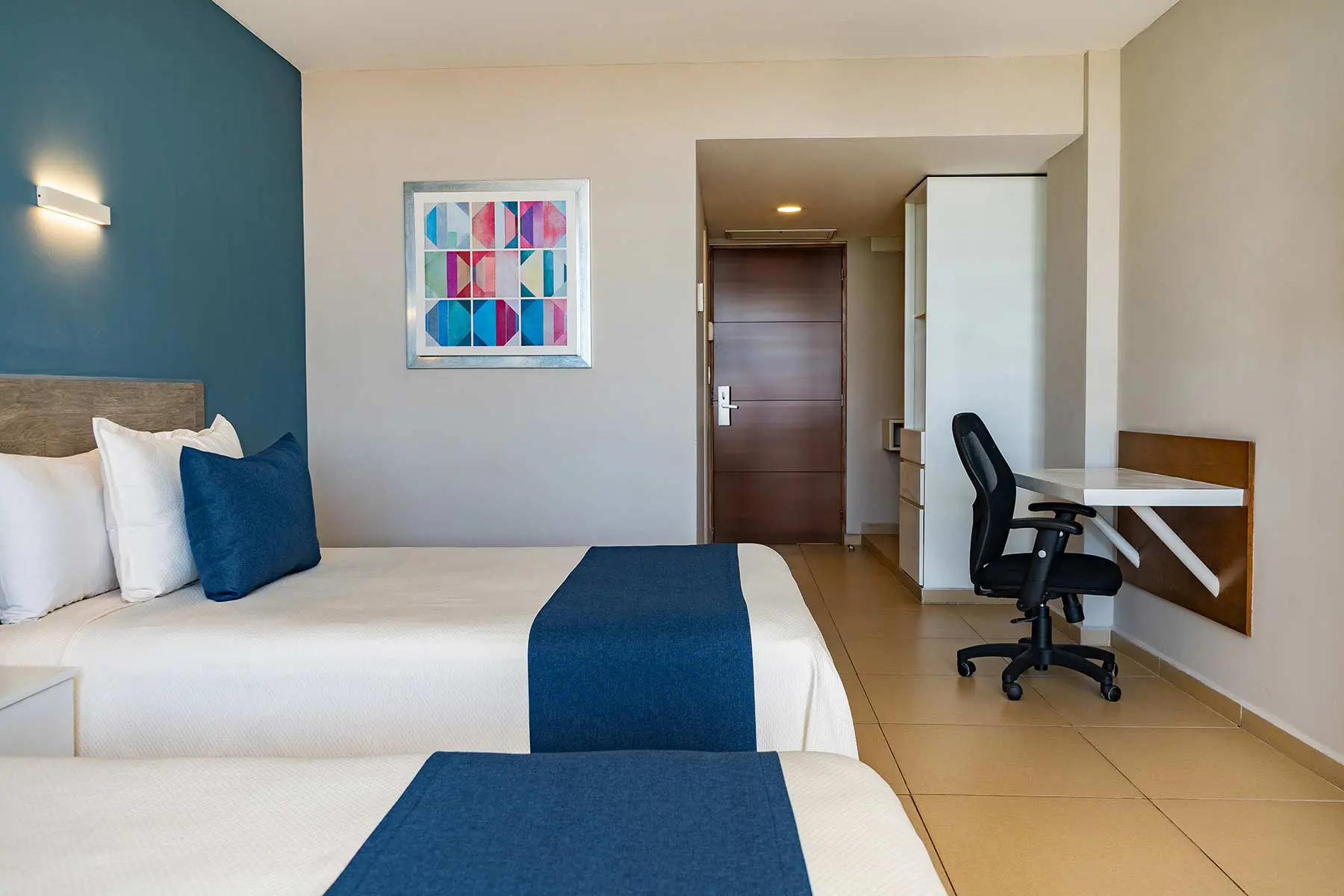 Habitación con amenidades como escritorio en hotel Star Palace Mazatlan